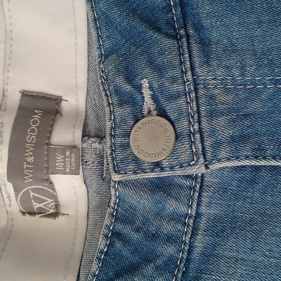 New Jeans High Rise Light Blue Denim Flare Strectchy Curvy 14W, inseam 24 inches - Picture 4 of 9